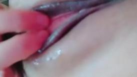 镜头摆好，露脸第一视角手持镜头露脸啪啪，特写极美鲍鱼，按摩刺激阴唇一顿爆操狠狠打桩