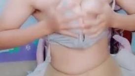 全职在家的奶妈露脸直播赚外快，丝袜高跟极品骚奶子，自己舔弄挤出奶水，道具抽插跳蛋玩弄阴蒂，高潮不断