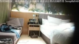 【小小寻花】，人气探花，娇小玲珑川妹子，黑丝情趣口交给力，沙发啪啪一对尖椒美乳乱颤
