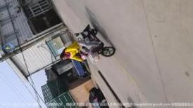 冬天来了，小县城村姑们出来晒被子了，顺便跟踪一个蓝棉袄少妇去厕所看她拉屎