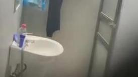 冒死爬窗偷窥白白嫩嫩的小嫂子洗澡