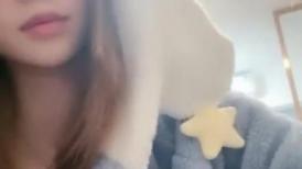甜美00后美少女！近期下海收费房！贫乳奶子小葡萄，翘起屁股嫩穴，妹子有点廋，不怎么会秀