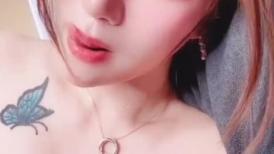 女人蝴蝶B是最淫荡的，粉嫩少妇，跪着让邻居叔叔大力抽插，奶子晃得好看！