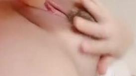 粉色小baby 肉嘟嘟可爱妹子，一个人露脸自慰，超级干净粉嫩蝴蝶白虎穴道具自慰