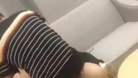 风骚大胸小姐姐，沙发上舔逼69，还是个白虎，警觉被发现精彩