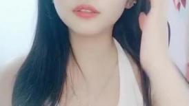 纯欲系天花板！近期下海超高颜值！撩起小背心看小奶子，换上睡衣项圈链子，扭腰摆臀脱衣舞