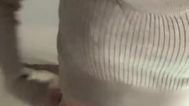 颜值区女神！外表文静很漂亮！给大家小露一波，撩起衣服贫乳，换装衬衣，半脱下内裤性感美臀