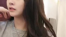 兔兔和妖妖女神姐妹花！超高颜值吊带丝袜！地上扶着假屌磨穴，闺蜜用奶头磨蹭，酸奶抹逼掰穴