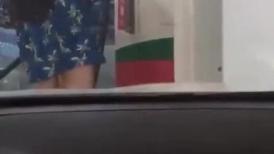 偷窥美女海边拍写真被发现了 身材不错 大姐带着小孩出来玩 是不是忘记穿内内了
