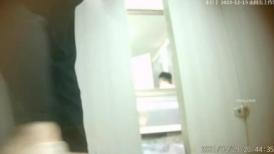 商场女厕偷拍白体恤长发黑裤小妹两个屁股蛋子真不小