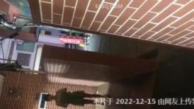 夜市女厕超级靓女 怕你看不清楚她的逼特意扒开给你看看清楚