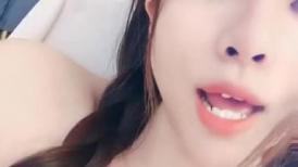 要爽还得靠闺蜜，姐妹露脸一起大秀直播，道具玩弄骚逼展示流出好多白浆，让闺蜜舔逼吃干净，淫声荡语好骚啊