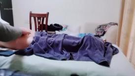 中医SPA按摩会所，厚丝袜肥臀白少妇客户和小哥吹牛唠嗑，小哥硬了 不管旁边床上还躺着个女顾客，直接干，少妇不敢叫-2