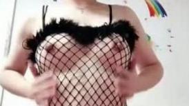 广东小工厂老板娘，私下是一个小淫妇，这又白又嫩的皮肤，保养的真好，鲍鱼也是极品！
