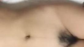 高颜值女神，赤裸光着在床上诱惑 揉奶使劲对你放电，你感受到了吗