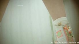 商场女厕偷拍牛仔裙红指甲小妹 粘稠的逼洞是个雏