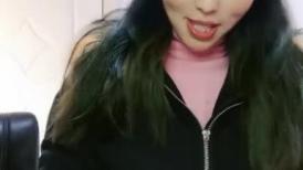 良家小少妇跑到大哥家里激情啪啪，全程露脸让大哥按着头草嘴，多体位无套抽插主动上位浪叫不止，让大哥射嘴
