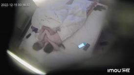 新鲜出炉酒店偷拍 年轻情侣开房做爱男友正在侧入突然微信来视频了貌似被吓萎了