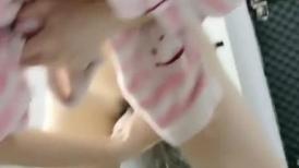 年轻新婚小夫妻，老婆娇小可人性爱情趣椅子加持，女上特写肛交手持打飞机口爆