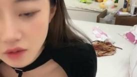 漂亮小姐姐露脸收费房！4小时全裸诱惑！多毛超嫩粉穴，抬起双腿掰开特写，按摩器震动娇喘呻吟