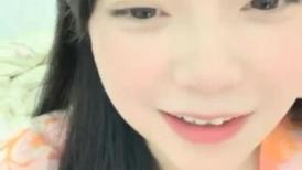 顶级颜值美少女【幼齿】收费房，外表清纯甜美，假屌插穴难得特写视角，换上情趣装，尺度放开超诱惑