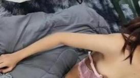 初次下海的小少妇，全程露脸素颜很美，让小哥把鸡巴塞进嘴里抽插，压在身下爆草看着很疼啊，这表情让人心疼