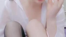 居家小少妇丝袜露脸全程露脸大秀诱惑直播，跟狼友互动撩骚揉奶玩逼，撅着屁股展示掰开看特写道具抽插好骚啊