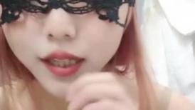 新人甜美少女下海操逼！年龄不大骚得很！抓起大屌舔弄，开档黑丝袜扣穴，骑乘姿势激情爆操