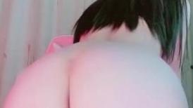 外表气质甜美眼镜妹！其实骚的很挑战球塞逼！一起塞3个撑爆嫩穴，3小时花样很多，假屌猛捅娇喘呻吟