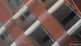 【电报群翻车王】 条件不错的大学女孩穿着AJ屙尿，谁知一双大手覆盖了她的屁眼和B