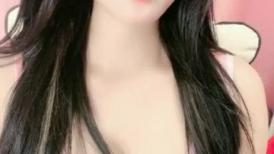 邻家妹妹！极品尤物美少女！死库水拨开内裤，一线天无毛小嫩穴，拿出假屌抽插，娇喘呻吟大声