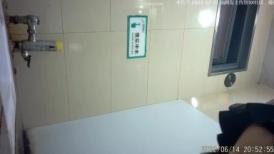 商场女厕蹲守带着宠物狗姿色美少妇,刮过毛的馒头穴尿起来像潮喷