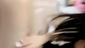 叶子纹身新人漂亮小姐姐！肉丝丁字裤自摸！拨开内裤揉搓小穴，洞口磨蹭双指插入，搞得小穴湿湿