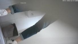 办公楼近距离偷窥条纹衫美女的多毛大黑B