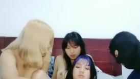 三个00后嫩妹子！拨开内裤紧致小穴！三女一起翘腿看逼叠罗汉，跳蛋互震嫩穴，头套男掏屌猛操