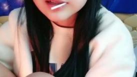 萝莉女神的诱惑高颜值全程露脸跟狼友互动撩骚，性感粉嫩小穴洗澡诱惑尿尿给狼友看，酸奶到逼上让小哥舔口交