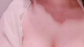 可爱娇小极品萌妹的诱惑，全程露脸揉奶玩逼抠给狼友看，奶子好软逼逼好嫩，按摩棒刺激摩擦，淫水四溅好骚啊