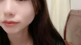 邻家妹妹！极品美少女七七！看着乖巧情趣内裤，特写视角扣多毛骚穴，爽的流出白浆，极度诱惑