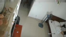 黑客破解家庭网络摄像头 偷拍奇葩饥渴母女采用同样姿势 摩擦自慰