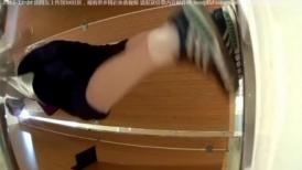 商场女厕蹲守运动装红内裤校花 两片鲜红穴肉被尿液缓慢冲开撑大