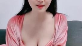 唯美性感露脸极品风骚少妇，听狼友指挥先洗澡诱惑狼友，床上各种骚浪动作展示，揉奶玩逼奶子逼心精彩刺激