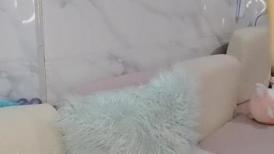 高颜值御姐美少妇，丝袜高跟诱惑，像个母狗一样跪在地上发骚诱惑狼友，揉奶玩逼特写展示舔手指的样子真骚