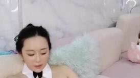 高颜值御姐美少妇，丝袜高跟诱惑，像个母狗一样跪在地上发骚诱惑狼友，揉奶玩逼特写展示舔手指的样子真骚