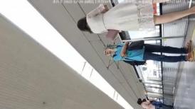 地铁站尾随镂空裙银高跟绝美白领,上车时趁机欣赏蕾丝粉内和毛毛