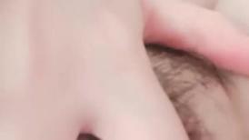 逼毛浓厚的黑丝少妇，露脸颜值不错镜头前的诱惑，揉奶玩逼给狼友看特写，想要狼友的大鸡巴，精彩不要错过