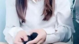 美容店超骚的小老板娘，全程露脸开档丝袜短裙跟小哥在店里激情啪啪诱惑，深喉大鸡巴无套抽插浪叫口爆吞精