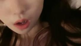 无敌清纯19美少女！刚下海不久！浴室洗澡湿身，床上摆弄各种姿势，贫乳小奶子，微毛小穴很嫩
