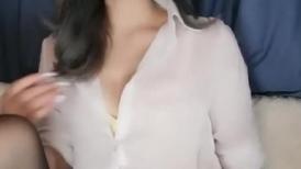 气质浓妆美御姐！衬衣黑丝激情操逼！无毛骚穴特写吃屌，骑乘位深插骚穴，张开双腿猛怼，搞舒服了
