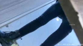 商城女厕蹲守红毛衣蓝内裤黄发美妇,冲劲十足的骚穴喷地尿液乱飞