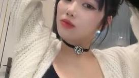 女神尤物露脸来袭，火辣激情艳舞，抖奶电臀性感展示，揉奶玩逼特写展示，近距离看逼淫水都发亮精彩不要错过